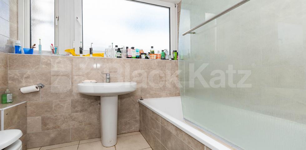 			PERFECT FOR 3 OR 4 SHARERS!, 4 Bedroom, 1 bath, 1 reception Flat			 Banner Street, OLD STREET